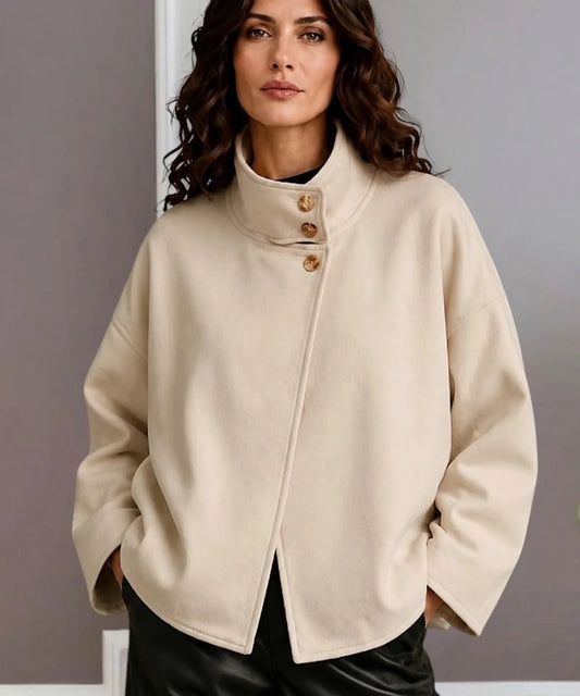 Abrigo Corto Color Crudo Cuello Alto de 3 Botones – Estilo Minimalista Elegante