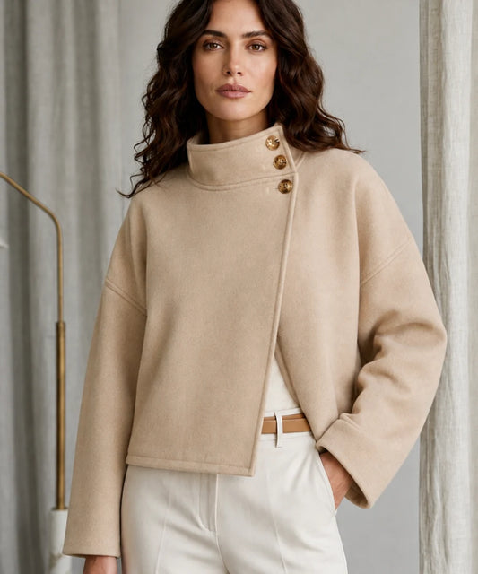 Abrigo Corto Color camel Cuello Alto de 3 Botones – Estilo Minimalista Elegante