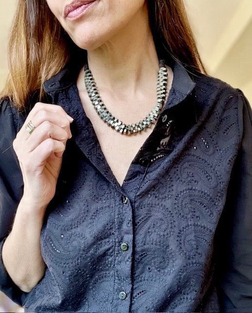 Camisa negra de broderie Bulgaria con Frunce en Hombros