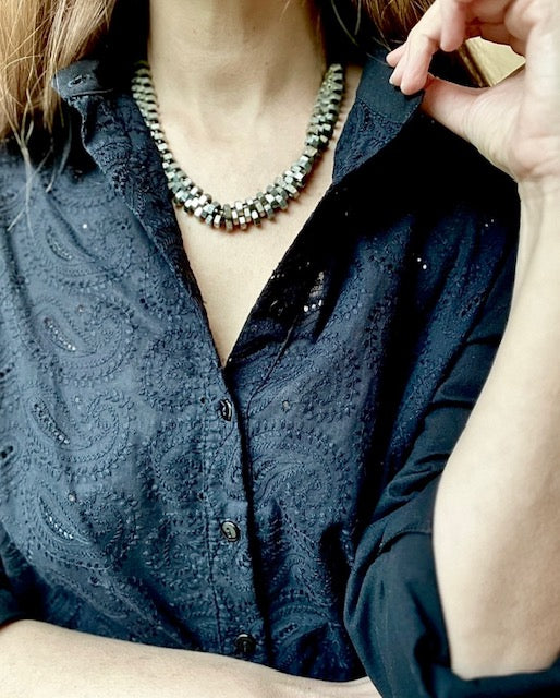 Camisa negra de broderie Bulgaria con Frunce en Hombros