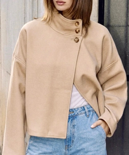 Abrigo Corto Color camel Cuello Alto de 3 Botones – Estilo Minimalista Elegante