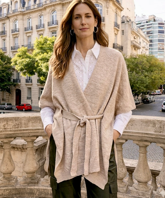 Capa tejida beige de mujer con lazo ajustable