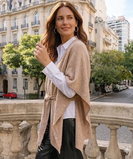Capa tejida beige de mujer con lazo ajustable