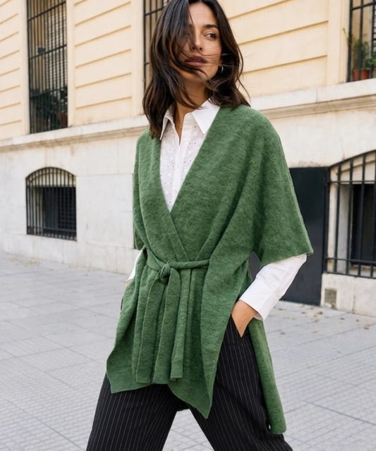 Capa verde de mujer  tejida con lazo ajustable