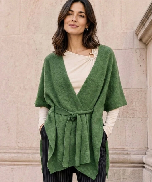 Capa verde de mujer  tejida con lazo ajustable