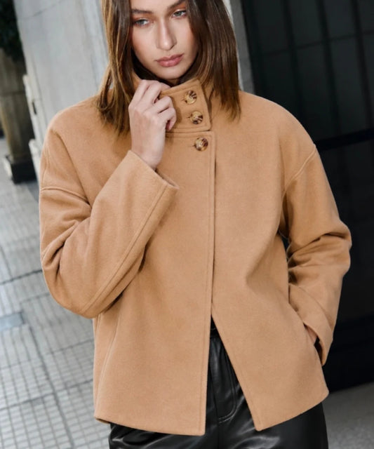 Abrigo Corto Color camel Cuello Alto de 3 Botones – Estilo Minimalista Elegante