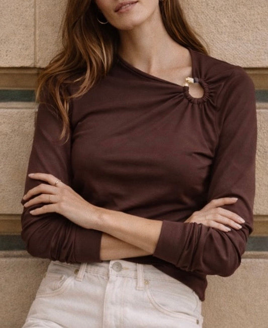 Polera Manga Larga con Cuello Asimétrico y Hebilla Dorada - Siena