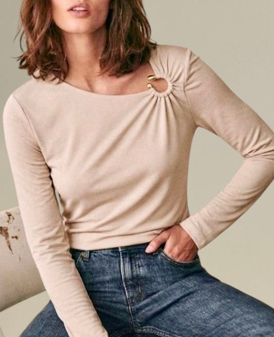 Polera Manga Larga en crudo con Cuello Asimétrico y Hebilla Dorada - Siena