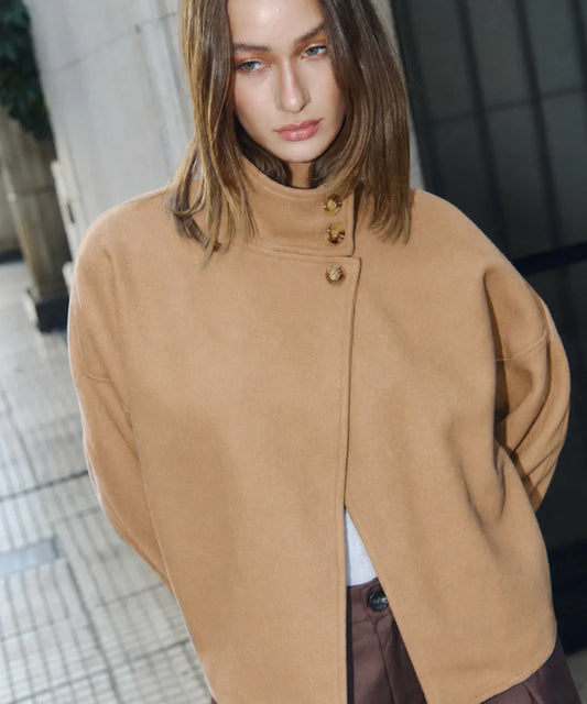 Abrigo Corto Color camel Cuello Alto de 3 Botones – Estilo Minimalista Elegante