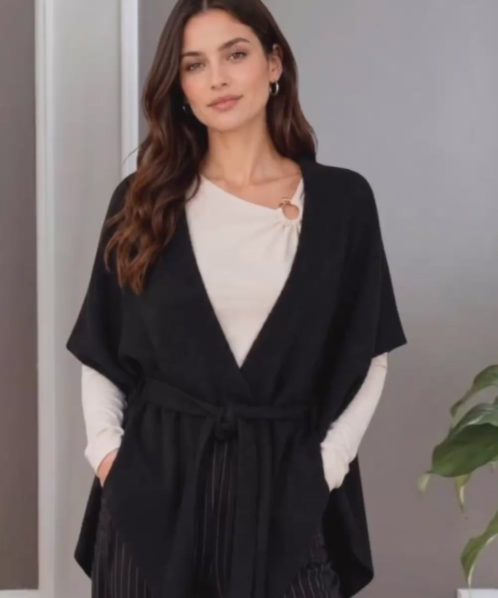 Capa negra de mujer tejida con lazo ajustable