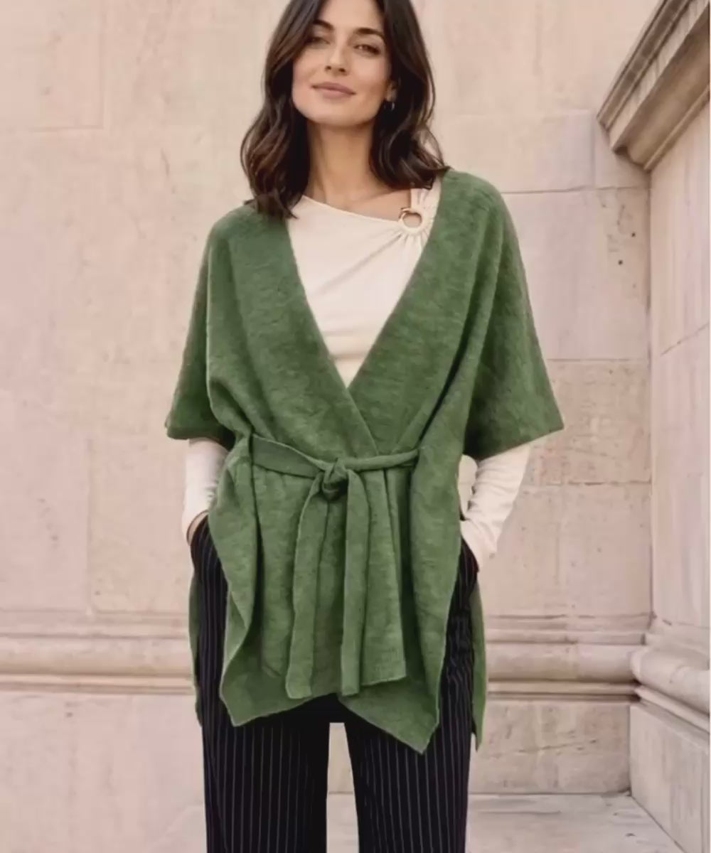 Capa verde de mujer  tejida con lazo ajustable